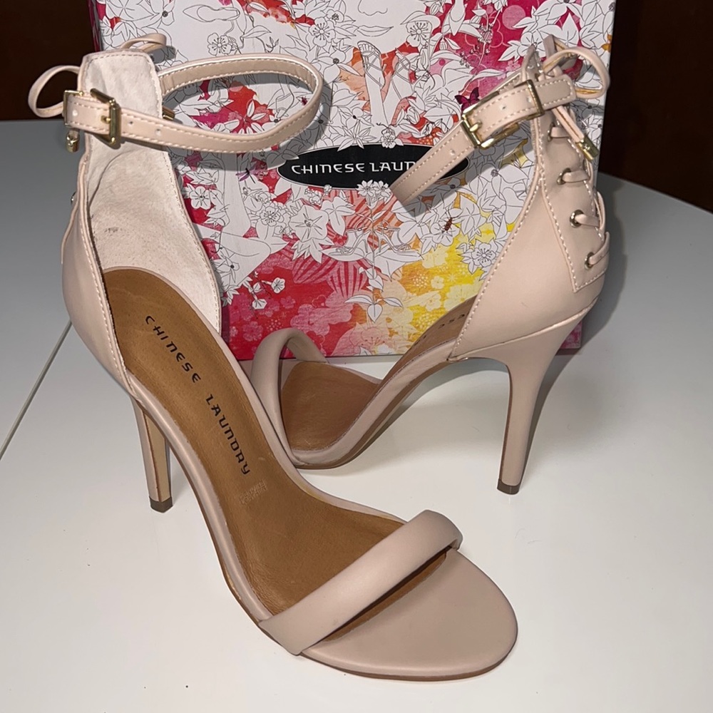New in box, Chinese Laundry Jealous Laced Back Sandal Sand US 10